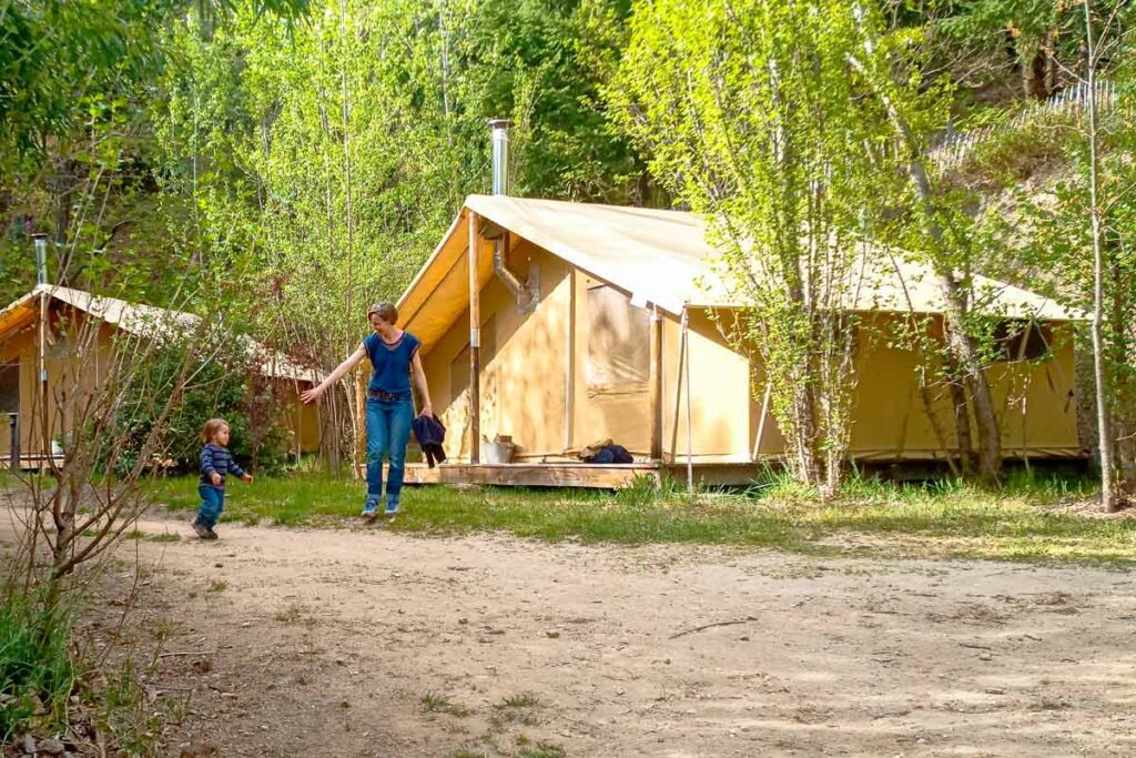 Camping avec tente lodge : entre glamping, nature et confort en pleine forêt